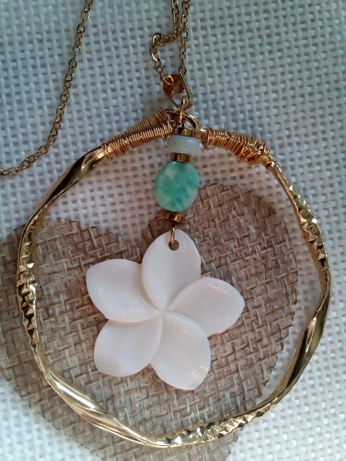 Collier met parelmoer bloem en amazoniet- en blauwe opaalstenen – photo 3